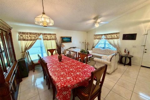 House in Kissimmee, Florida 3 bedrooms, 158.31 sq.m. № 2210407 - photo 6