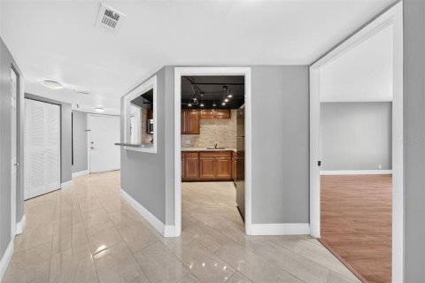 Condo in Orlando, Florida, 2 bedrooms  № 2391440 - photo 15