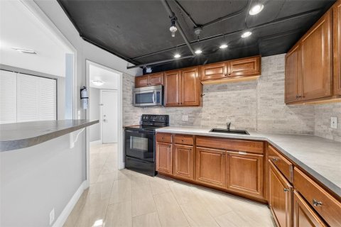 Condo in Orlando, Florida, 2 bedrooms  № 2391440 - photo 9