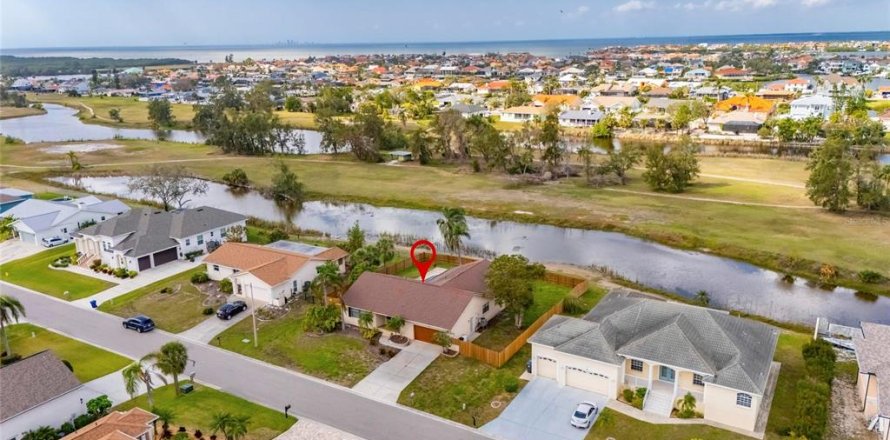 House in Apollo Beach, Florida 3 bedrooms, 165.37 sq.m. № 1517104