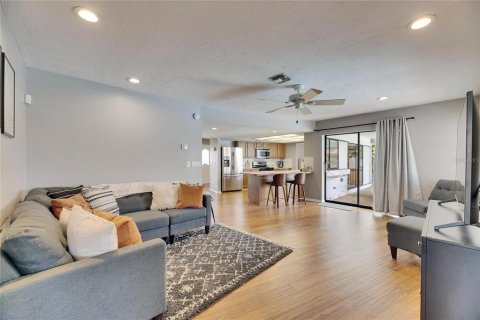 House in Apollo Beach, Florida 3 bedrooms, 165.37 sq.m. № 1517104 - photo 28