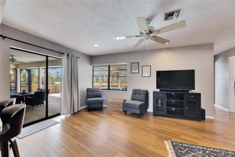 House in Apollo Beach, Florida 3 bedrooms, 165.37 sq.m. № 1517104 - photo 24
