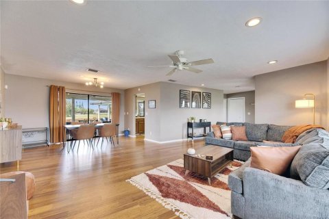 House in Apollo Beach, Florida 3 bedrooms, 165.37 sq.m. № 1517104 - photo 11