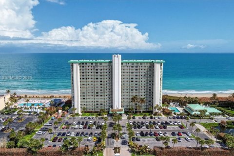 Condo in Jensen Beach, Florida, 2 bedrooms  № 2040475