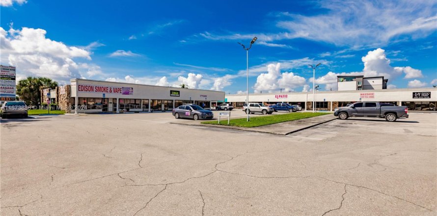 Commercial property in Fort Myers, Florida № 1896471