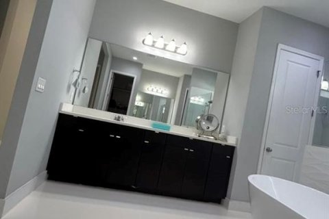 House in Orlando, Florida 5 bedrooms, 382.85 sq.m. № 1885619 - photo 14