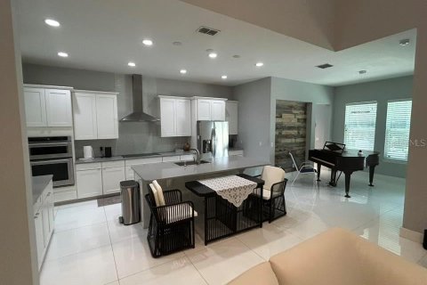 House in Orlando, Florida 5 bedrooms, 382.85 sq.m. № 1885619 - photo 10