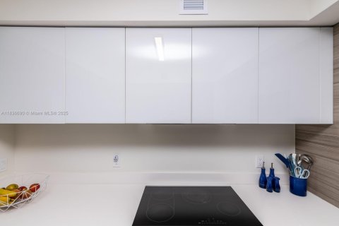 Condominio en venta en Sunny Isles Beach, Florida, 2 dormitorios, 143.16 m2 № 1935329 - foto 17