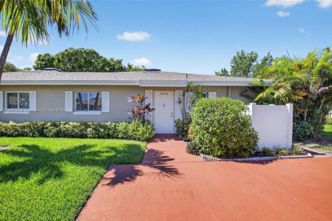 House in Boca Raton, Florida 2 bedrooms, 96.99 sq.m. № 1892193 - photo 1