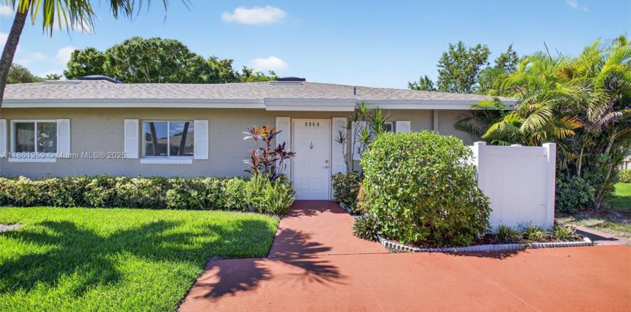 House in Boca Raton, Florida 2 bedrooms, 96.99 sq.m. № 1892193