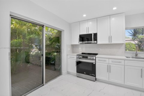 House in Boca Raton, Florida 2 bedrooms, 96.99 sq.m. № 1892193 - photo 3