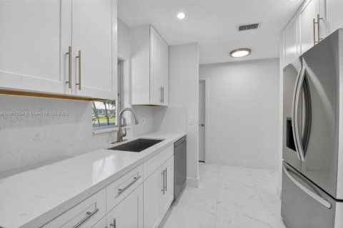 House in Boca Raton, Florida 2 bedrooms, 96.99 sq.m. № 1892193 - photo 11