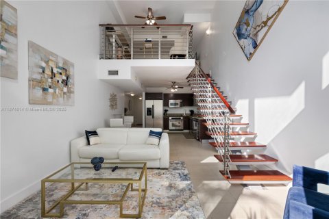 Condo in Miami, Florida, 1 bedroom № 1925939 - photo 2