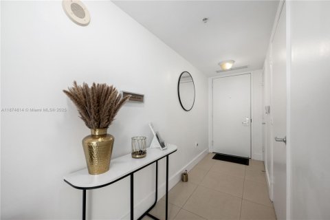 Condo in Miami, Florida, 1 bedroom № 1925939 - photo 11