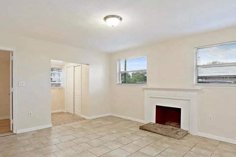 House in Saint Petersburg, Florida 3 bedrooms, 141.95 sq.m. № 1740806 - photo 7
