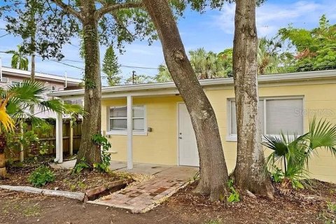 House in Saint Petersburg, Florida 3 bedrooms, 141.95 sq.m. № 1740806 - photo 9