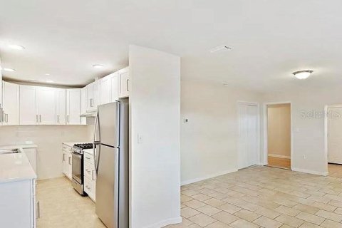 House in Saint Petersburg, Florida 3 bedrooms, 141.95 sq.m. № 1740806 - photo 4