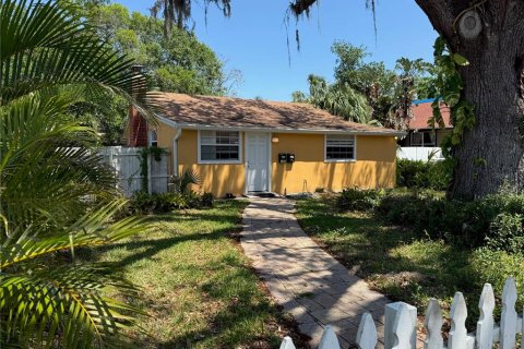 House in Saint Petersburg, Florida 3 bedrooms, 141.95 sq.m. № 1740806 - photo 1