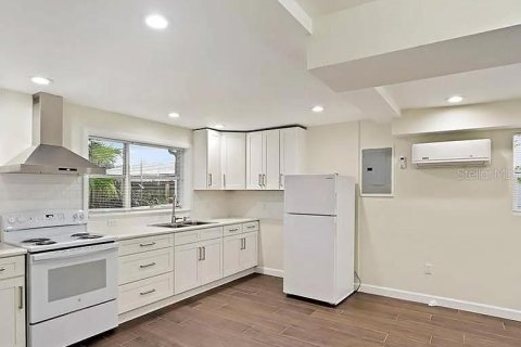 House in Saint Petersburg, Florida 3 bedrooms, 141.95 sq.m. № 1740806 - photo 11