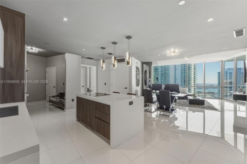 Condo in Miami, Florida, 2 bedrooms  № 2087736 - photo 7