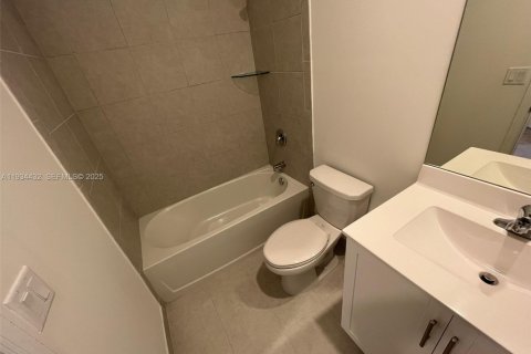 Снять в аренду таунхаус в Хомстед, Флорида 3 спальни, 157.47м2, № 1992705 - фото 18