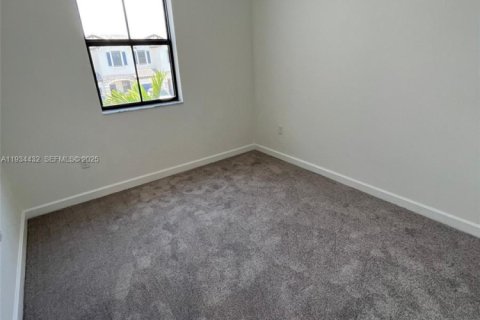 Снять в аренду таунхаус в Хомстед, Флорида 3 спальни, 157.47м2, № 1992705 - фото 16