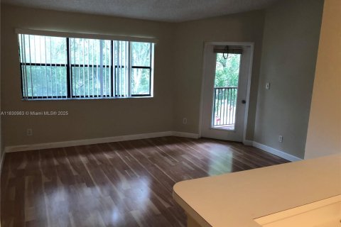 Condo in Hollywood, Florida, 1 bedroom  № 1809457 - photo 2