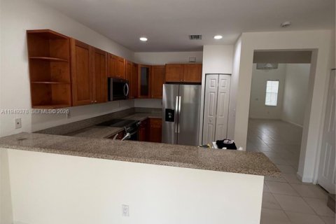 Снять в аренду таунхаус в Дорал, Флорида 3 спальни, 186.55м2, № 2006920 - фото 5