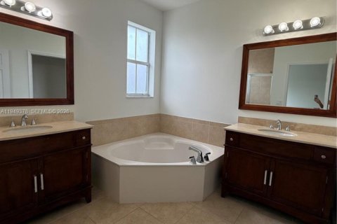 Снять в аренду таунхаус в Дорал, Флорида 3 спальни, 186.55м2, № 2006920 - фото 26