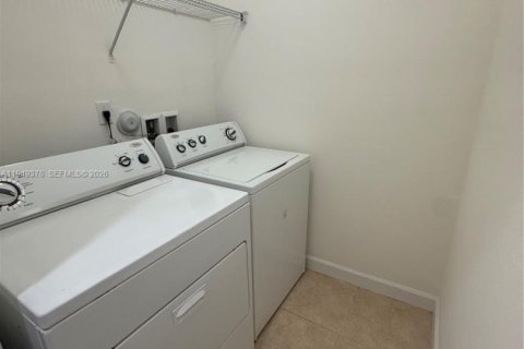 Снять в аренду таунхаус в Дорал, Флорида 3 спальни, 186.55м2, № 2006920 - фото 28