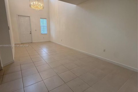 Снять в аренду таунхаус в Дорал, Флорида 3 спальни, 186.55м2, № 2006920 - фото 3