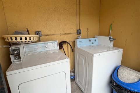 Condo in Hialeah, Florida, 2 bedrooms  № 1935785 - photo 8