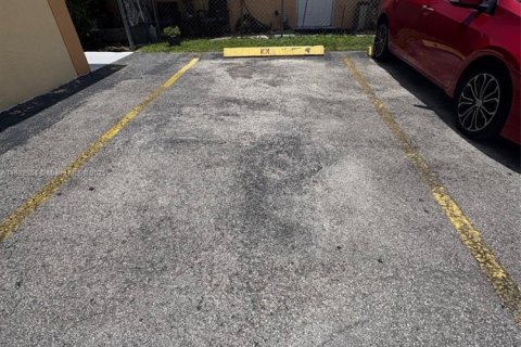 Condo in Hialeah, Florida, 2 bedrooms  № 1935785 - photo 12