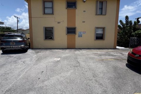Condo in Hialeah, Florida, 2 bedrooms  № 1935785 - photo 1