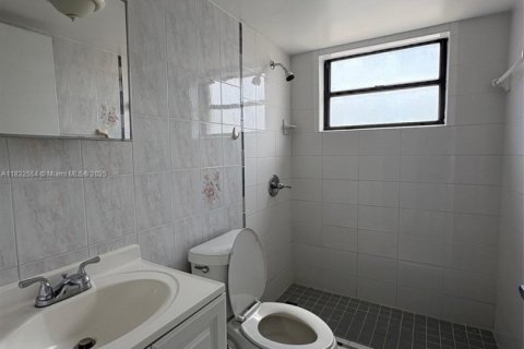 Condo in Hialeah, Florida, 2 bedrooms  № 1935785 - photo 9
