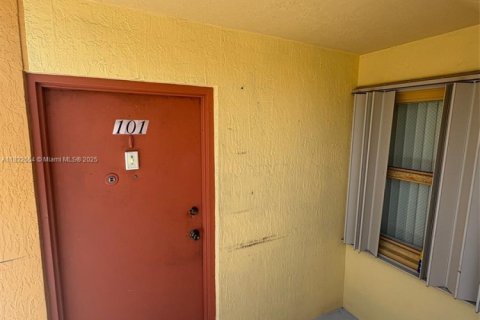 Condo in Hialeah, Florida, 2 bedrooms  № 1935785 - photo 2
