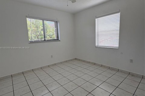 Condo in Hialeah, Florida, 2 bedrooms  № 1935785 - photo 10