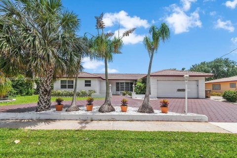 House in Pompano Beach, Florida 3 bedrooms, 191.75 sq.m. № 2053789