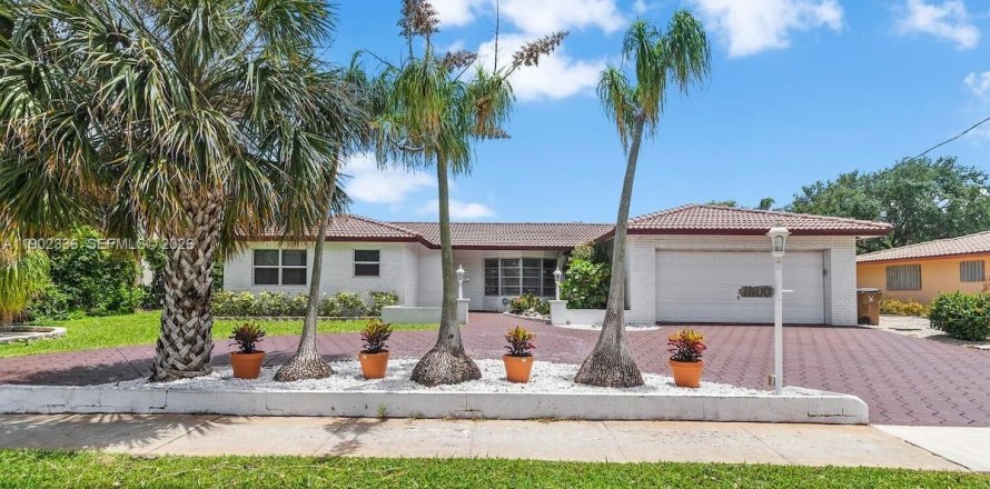 House in Pompano Beach, Florida 3 bedrooms, 191.75 sq.m. № 2053789