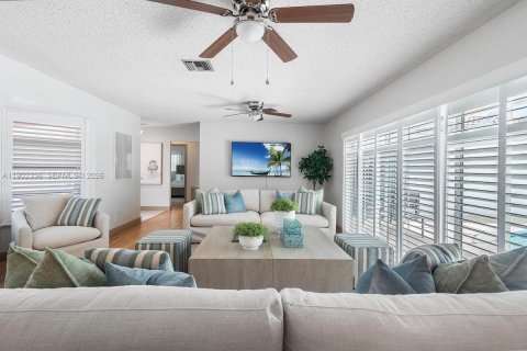 House in Pompano Beach, Florida 3 bedrooms, 191.75 sq.m. № 2053789 - photo 2