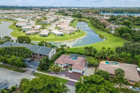 House in Pompano Beach, Florida 3 bedrooms, 191.75 sq.m. № 2053789 - photo 23