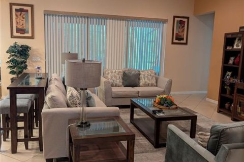 Villa ou maison à vendre à Poinciana, Floride: 4 chambres, 216.09 m2 № 2313481 - photo 5