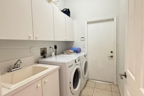 Casa en alquiler en Doral, Florida, 4 dormitorios, 220.74 m2 № 1936414 - foto 21