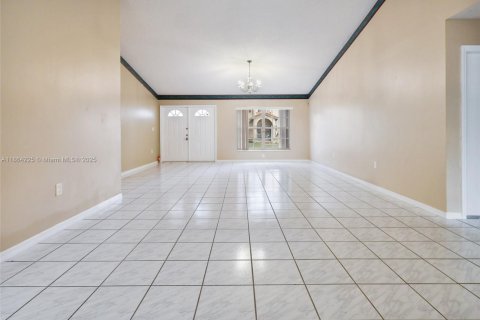 Villa ou maison à louer à Hialeah, Floride: 3 chambres, 163.14 m2 № 1920374 - photo 5