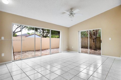 Villa ou maison à louer à Hialeah, Floride: 3 chambres, 163.14 m2 № 1920374 - photo 6