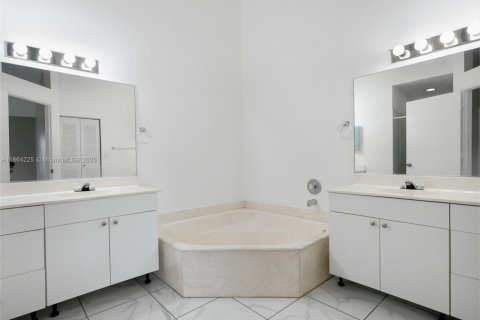 Villa ou maison à louer à Hialeah, Floride: 3 chambres, 163.14 m2 № 1920374 - photo 10