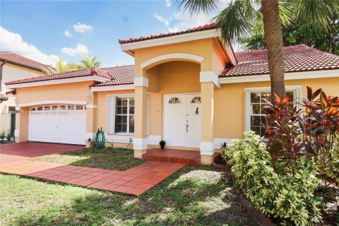 Villa ou maison à louer à Hialeah, Floride: 3 chambres, 163.14 m2 № 1920374 - photo 2