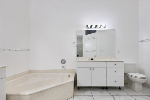 Villa ou maison à louer à Hialeah, Floride: 3 chambres, 163.14 m2 № 1920374 - photo 11