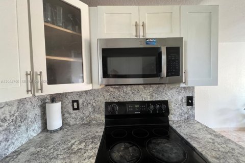 Condo in Miami, Florida, 2 bedrooms  № 2186771 - photo 14