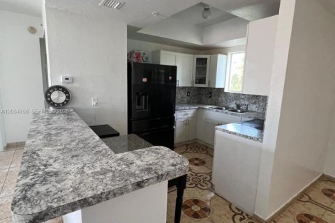 Condo in Miami, Florida, 2 bedrooms  № 2186771 - photo 9